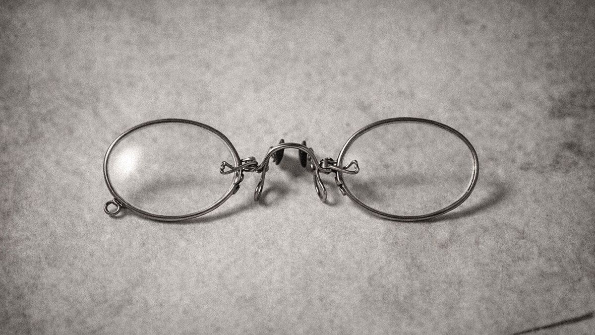 1910 wire-frame glasses